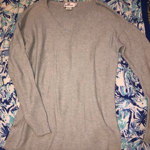Vineyard Vines V-neck Sweater in grey!